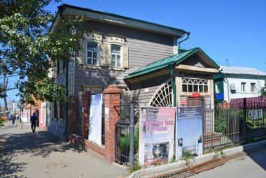 Irkutsk, Rusya, Ağustos, 29, 2017. Millet 1860 yılında inşa evin yanında yürüyen, devlet tarafından korunmaktadır