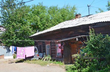 Irkutsk, Rusya, Ağustos, 29, 2017. Baikalskaya Caddesi üzerinde eski ahşap Konut Evleri 