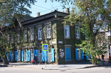 Irkutsk, Rusya, Ağustos, 29, 2017. Bogdan Lehistan'a street ve Dzerzhinsky street kesiştiği 24 numara eski ahşap yürüyüş insanların ev