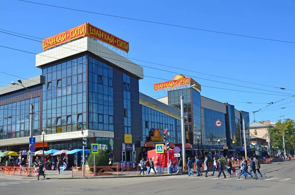 Irkutsk Rússia Agosto 2017 Pessoas Que Caminham Perto Centro Comercial — Fotografia de Stock