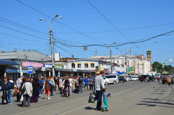 伊尔库茨克 俄罗斯 2017 人们漫步在伊尔库茨克 Baikalskaya 街的帕维尔 Chekotov 广场上 — 图库照片