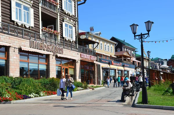 Gente Caminando Cerca Del Hotel Kupechesky Dvor Cervecería Antiguo Barrio — Foto de Stock