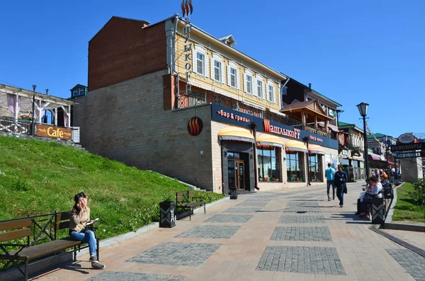 Irkutsk Rusia Agosto 2017 Gente Caminando Cerca Parrilla Bar Shashlykoff — Foto de Stock