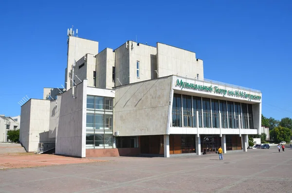 Irkutsk Rússia Agosto 2017 Pessoas Que Andam Perto Teatro Musical — Fotografia de Stock