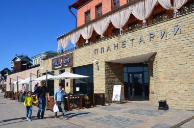 Irkutsk, Rusya, Ağustos, 29, 2017. Irkutsk Planetarium yakınındaki eski tarz 130-inci çeyrekte yürüyüş insanlar