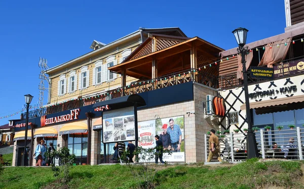 Irkutsk Rusia Agosto 2017 Gente Caminando Cerca Parrilla Bar Shashlykoff — Foto de Stock