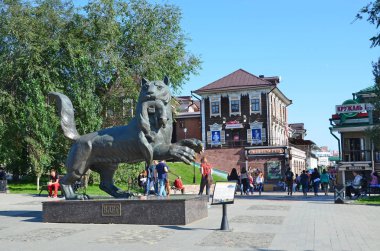 Irkutsk, Rusya, Ağustos, 29, 2017. Babr - yaz Irkutsk'da şehir sembolü yakınındaki insanlar