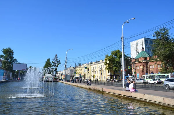 伊尔库茨克 俄罗斯 2017 在伊尔库茨克列宁街喷泉附近漫步的人们 — 图库照片