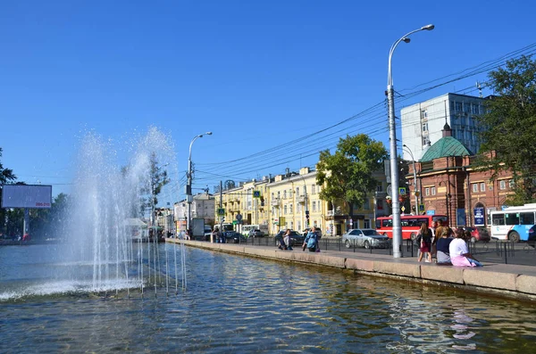 Irkutsk Rússia Agosto 2017 Pessoas Andando Perto Fonte Rua Lenin — Fotografia de Stock