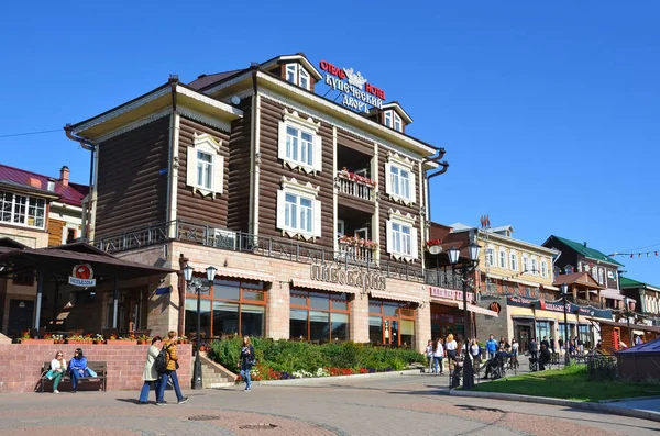 Pessoas Andando Perto Hotel Kupechesky Dvor Antigo Estilo 130 Trimestre — Fotografia de Stock