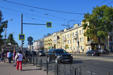 Irkutsk, Rusya, Ağustos, 29, 2017. Lenin Caddesi boyunca insanlar waiking 21 evin yanında