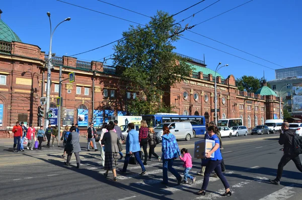 Irkutsk Rússia Agosto 2017 Pessoas Que Atravessam Estrada Travessia Pedestres — Fotografia de Stock