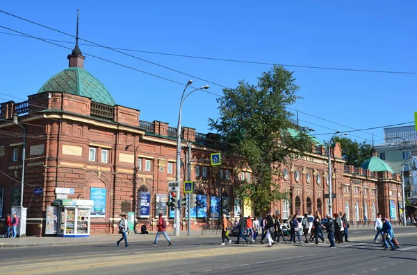 Irkutsk Russia August 2017 People Crossing Road Regulated Pedestrian Crossing — Stock Photo, Image