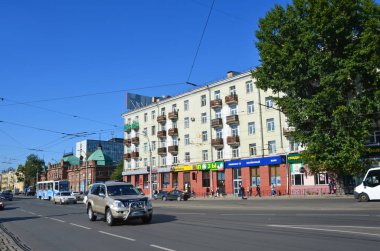Irkutsk, Rusya, Ağustos, 29, 2017. Yaz aylarında Irkutsk Lenin Caddesi arabalar olur