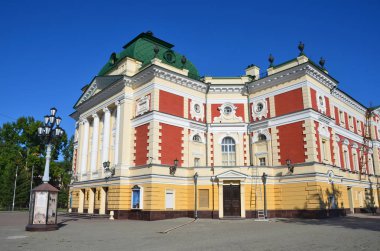 Irkutsk, Rusya Federasyonu, Ağustos, 29, 2017.Irkutsk akademik Dram Tiyatrosu N. P. Okhlopkov sonra güneşli havalarda adlı