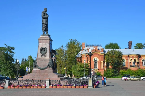 伊尔库茨克 俄罗斯 2017 Wolking 附近纪念碑皇帝亚历山大 Iii 在伊尔库茨克在上部长廊 — 图库照片