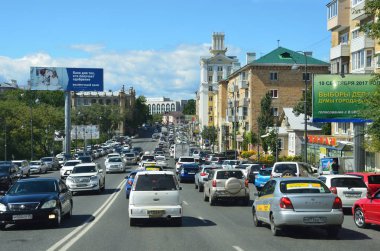 Vladivostok, Rusya, Eylül, 14, 2017. Trafik reçel sokak Sukhanov güneşli günde Vladivostok içinde