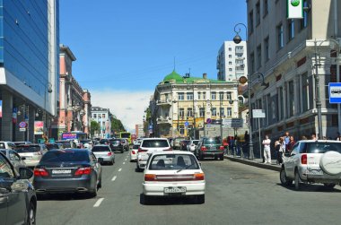 Vladivostok, Rusya, Eylül, 14, 2017. Trafik jam Okeansky Caddesi güneşli bir günde Vladivostok içinde
