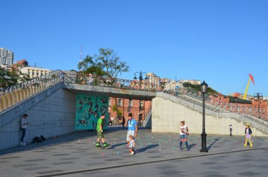 Vladivostok, Rusya, Eylül, 03, 2017. Anne ve oğlu Tsesarevich Nicholas Rıhtımlar üzerinde gözlem platformu 