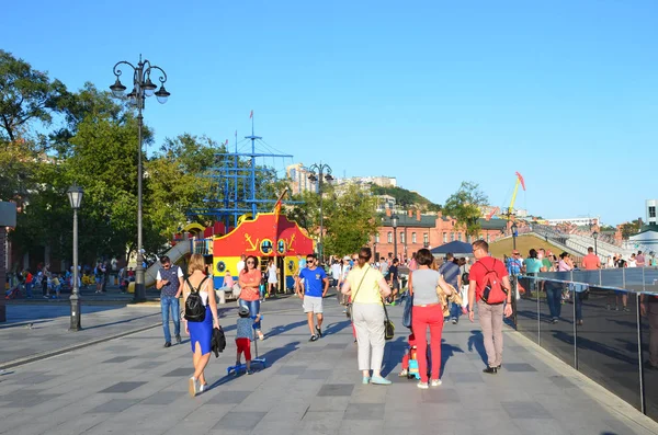 Vladivostok Rusland September 2017 Mensen Lopen Aan Tsarevitsj Promenade Zonnige — Stockfoto