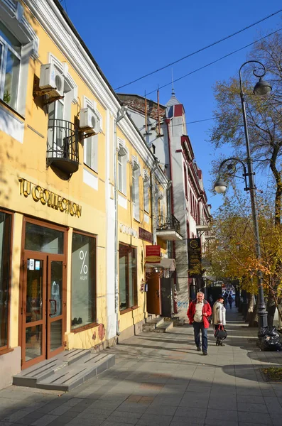 Vladivostok Russia October 2017 People Walking Svetlanskaya Street Fall Entrance — Stock Photo, Image