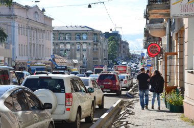 Vladivostok, Rusya Federasyonu, Ekim, 31,2017. Sokak Svetlanskaya ayında Vladivostok üzerinde trafik sıkışıklığı. Eski kaldırım döşeme temizleme