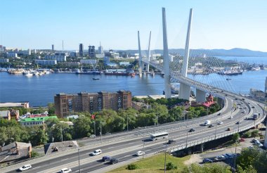 Vladivostok, Rusya, 31 Ağustos 2017. Köprünün Haliç güneşli bir günde Vladivostok içinde defne 
