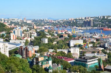 Vladivostok, Rusya, 31 Ağustos 2017. Eylül ayında güneşli gün Vladivostok şehir panoramik manzaralı