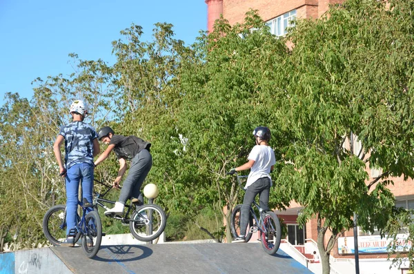 Владивосток Россия Августа 2017 Подростки Учатся Прыгать Велосипедах Скутерах Земле — стоковое фото