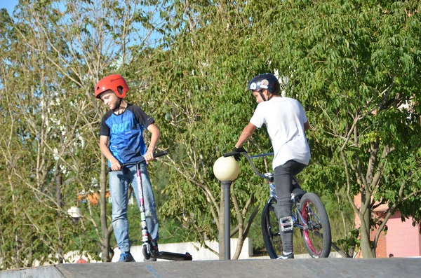 Vladivostok Russia August 2017 Teens Learning Jump Bikes Scooters Ground — Stock Photo, Image