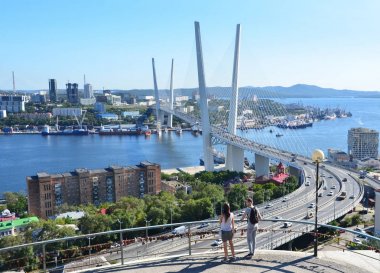 Vladivostok, Rusya, 31 Ağustos 2017. Askılı köprü Eylül ayında Vladivostok Zolotoy Rog Körfezi hayran kız adamla