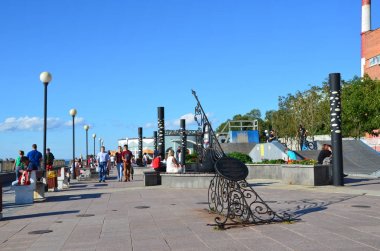 Vladivostok, Rusya Federasyonu, Ekim, 25,2017. Rus sahne: Vladivostok ücretsizdir çıkabilir üzerinde güneş saati yakınındaki insanlar  