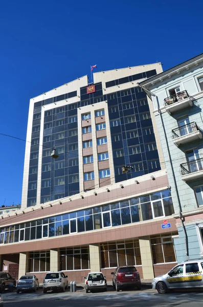 Vladivostok Rusia Agosto 2017 Coches Cerca Tribunal Arbitraje Calle Svetlanskaya — Foto de Stock