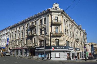 Vladivostok, Rusya, Ekim, 25, 2017. Bizden 13 mavi gökyüzü arka plan üzerinde sokak Svetlanskaya. Devrimden önce o was otel ve tiyatro 
