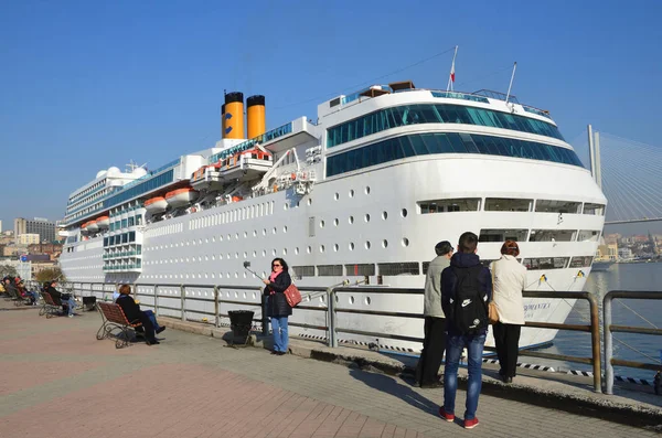 Wladiwostok Russland Oktober 2017 Menschen Die Der Nähe Des Kreuzfahrtschiffes — Stockfoto