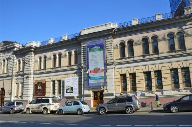 Vladivostok, Rusya Federasyonu, Ekim, 25,2017. Bina Devlet Sanat Galerisi Aleutskaya Street, 12 yakınındaki arabalar vardır