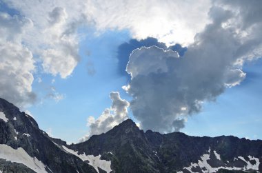 Rusya. Bulutlar güneşin Kafkas Dağları üzerinde kapak. 