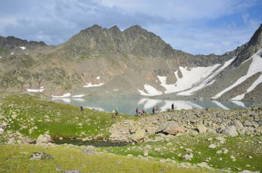 Beyaz biyosfer rezerv, Rusya, 03 Ağustos 2017. Bush dağlık göl yaz aylarında Kafkasya'da yürüyen turist