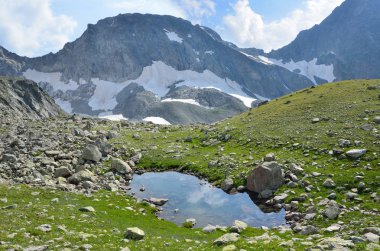 Rus yaz dağ manzara Caucasus biyosfer rezervi küçük bir göl ile