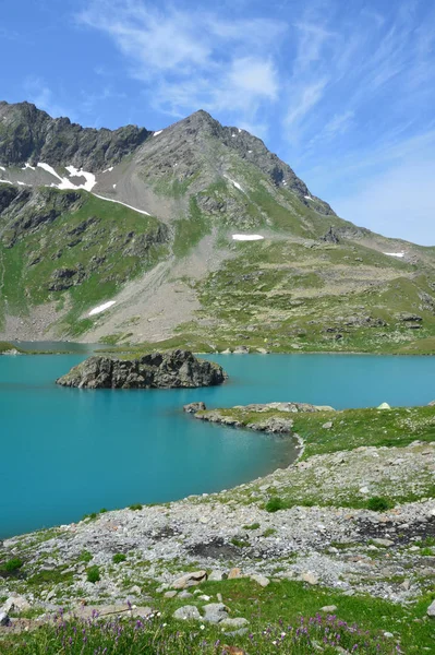 俄罗斯 西高加索 Imeretinskoye 湖夏季 — 图库照片