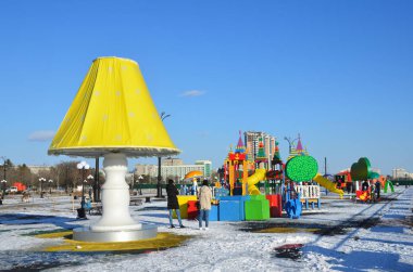 Blagoveshchensk, Rusya, Ekim, 21, 2017. Amur Nehri Waterfront yeni çocuk oyun alanı üzerinde yürüyen insanlar