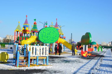 Blagoveshchensk, Rusya, Ekim, 21, 2017. Amur Nehri Waterfront yeni çocuk oyun alanı üzerinde yürüyen insanlar