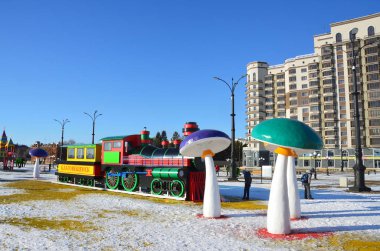 Blagoveshchensk, Rusya, Ekim, 21, 2017. Amur Nehri Waterfront yeni çocuk oyun alanı üzerinde yürüyen insanlar