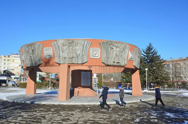 Blagoveshchensk Rússia Outubro 2017 Meninos Caminhando Perto Monumento Honra Concessão — Fotografia de Stock