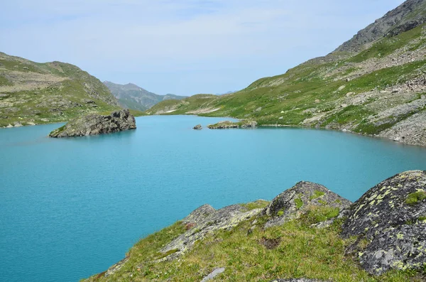 俄罗斯 西高加索 Imeretinskoye 湖夏季 — 图库照片