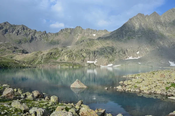 Rusia Cáucaso Lago Montañoso Bush Verano — Foto de Stock