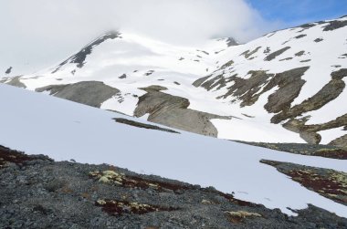 Rusya, Kola Yarımadası, bulutlu günde yaz aylarında Khibiny dağlarında