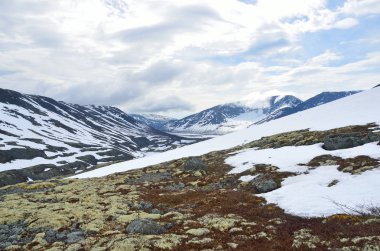 Rusya, Kola Yarımadası, bulutlu günde yaz aylarında Khibiny dağlarında