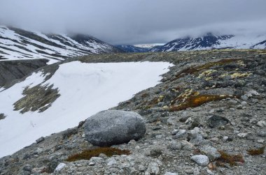 Rusya, Kola Yarımadası, bulutlu günde yaz aylarında Khibiny dağlarında
