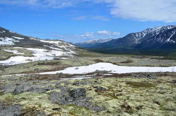 Rusya, Kola Yarımadası, bulutlu günde yaz aylarında Khibiny dağlarında